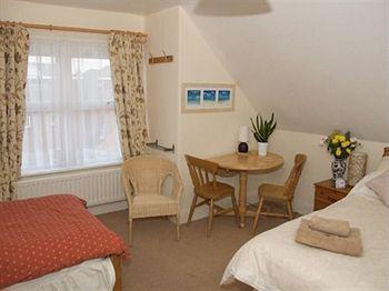 Harlequin Guest House With Parking Уеймут Екстериор снимка