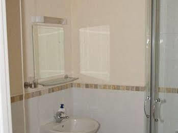Harlequin Guest House With Parking Уеймут Екстериор снимка